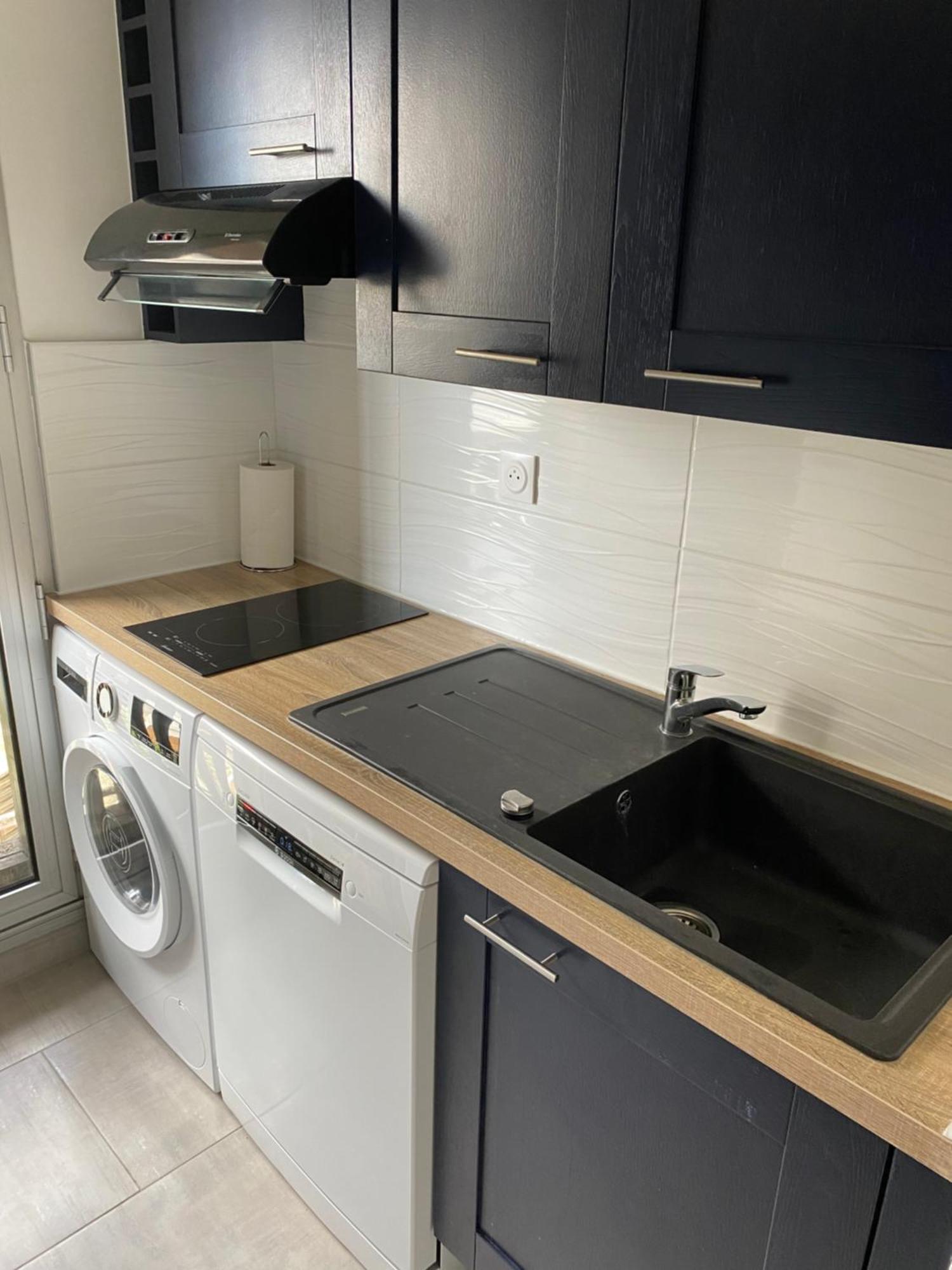 Apartment 65m2 Avec Balcon Vues A 150m De La Et Centre, Wifi Et Parking Prive *
